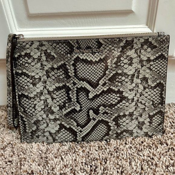 Michael Kors Jet Set Travel XL Zip Clutch Wristlet Pearl Gray Snake Leather - Picture 1 of 10
